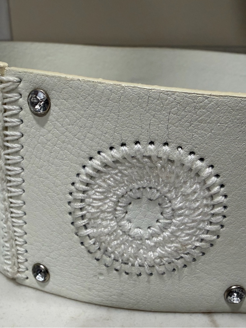 GUESS White Leather Studded Embroidered Wide Belt M NWOT - Picture 3 of 9